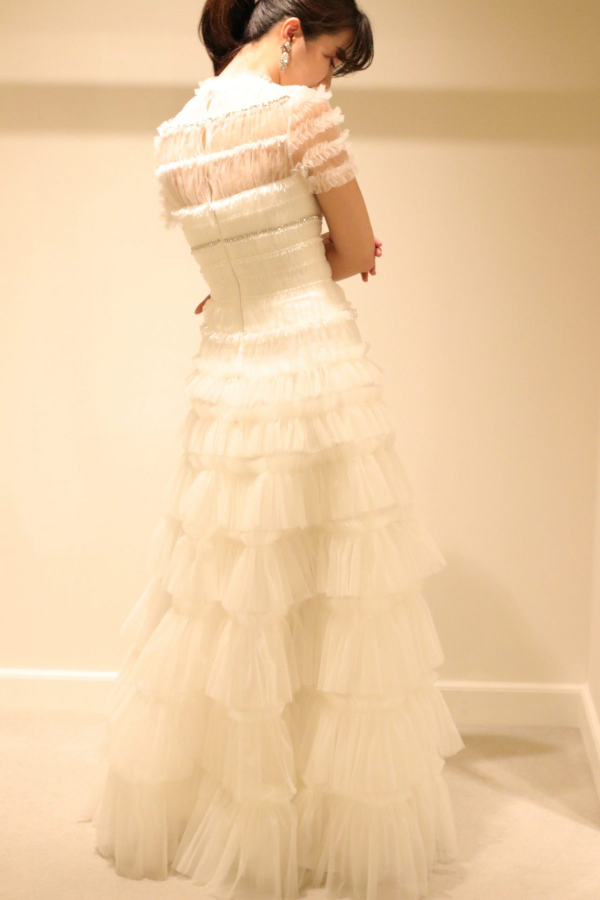 パレスホテル東京の提携ドレスショップTHETREATDRESSING ADDITION店に入荷した新作のヴィクター&ロルフマリアージュのウェディングドレスは、今期トレンドのティアードデザインでお洒落な花嫁様にオススメしたい1着です