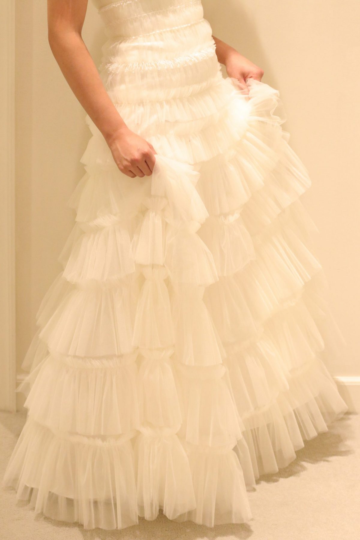 ザ・トリート・ドレッシング アディション店には最新のウェディングドレスが多数入荷しており、トレンドのティアードスカートなどの人気デザインもご紹介しております