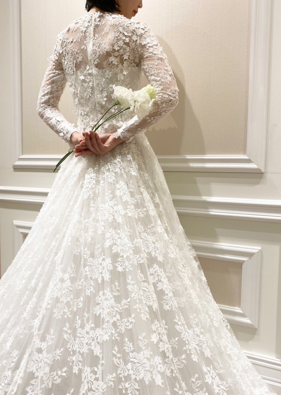バックスタイルまでレースが美しいアントニオリーバのウェディングドレス