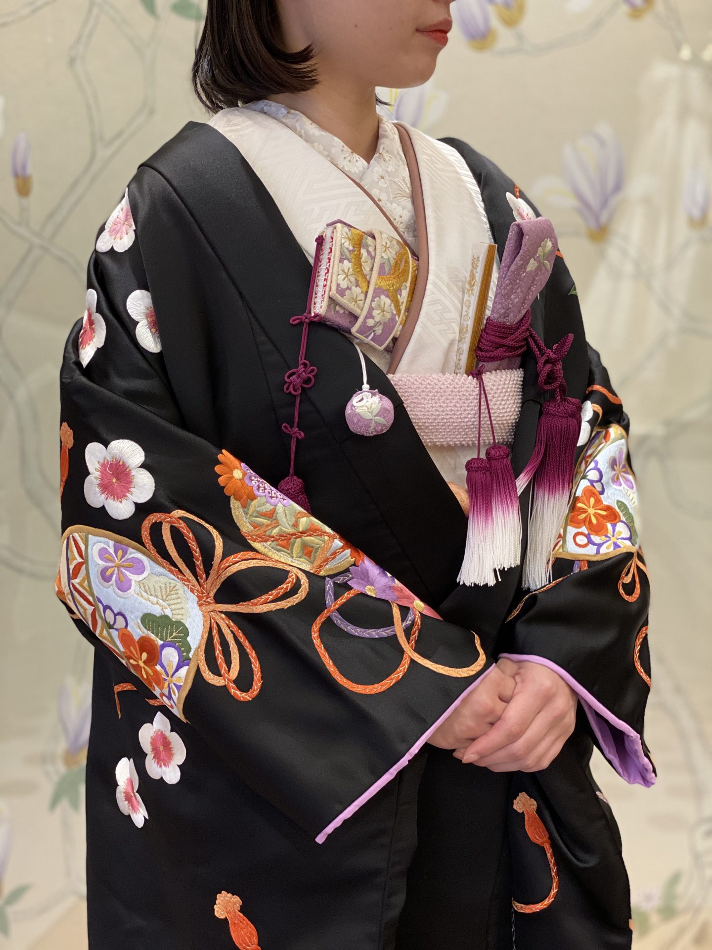 ザ・トリート・ドレッシング大阪店の蘇州刺繍が美しいモダンな黒色の色打掛
