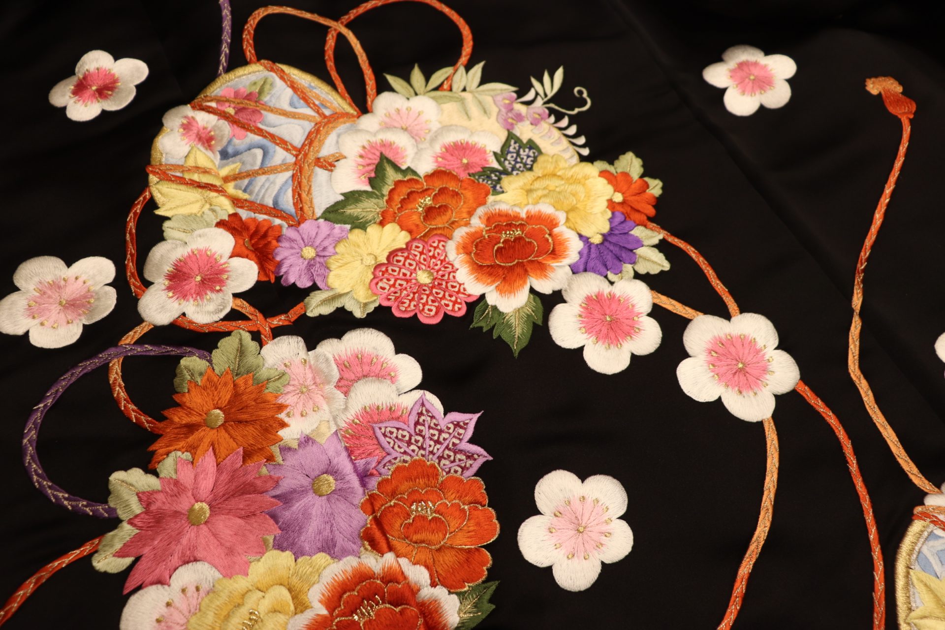 鮮やかな蘇州刺繍の色味が緑豊かなザ・ガーデンオリエンタル大阪に映える黒色の色打掛