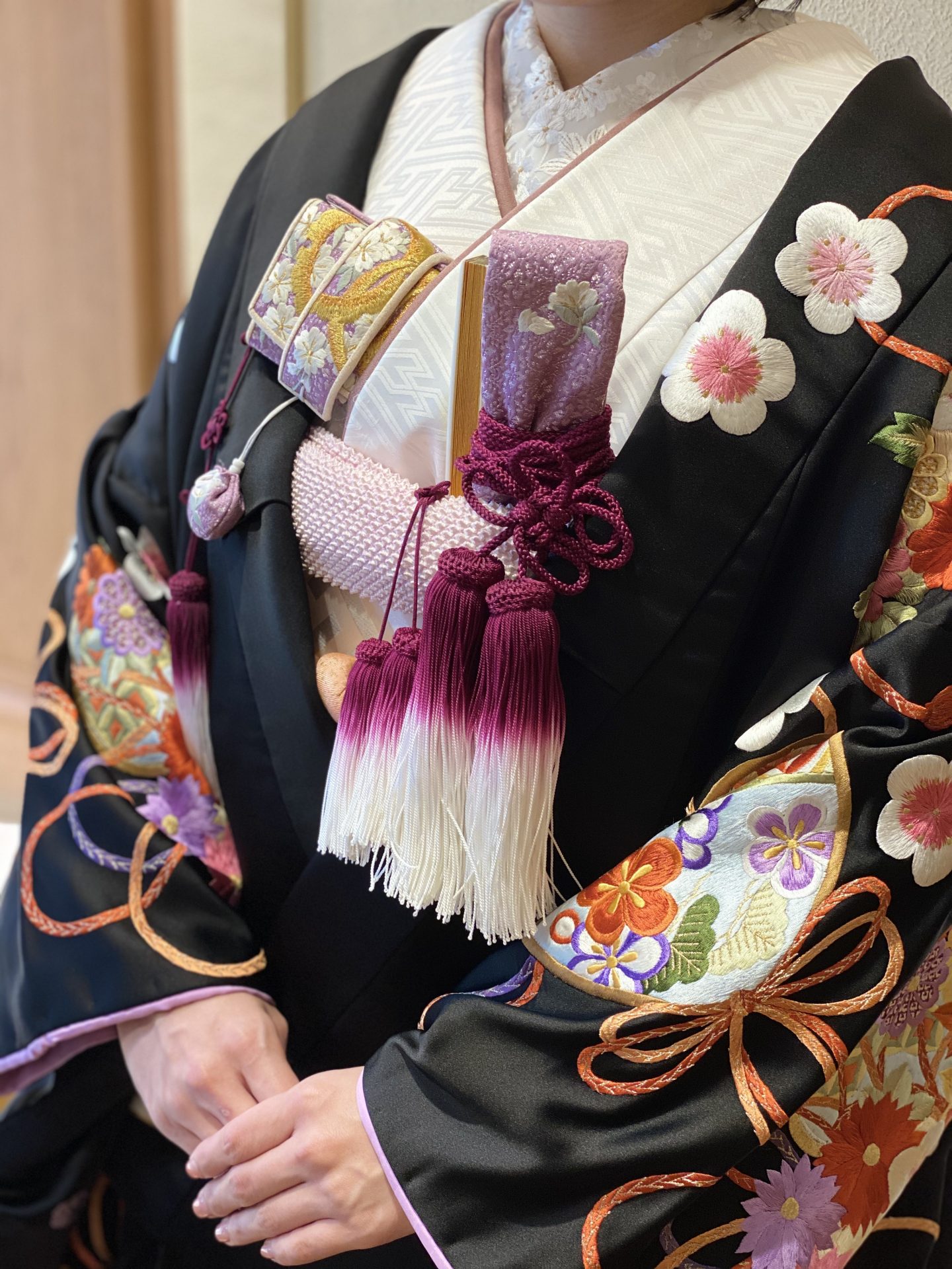 藤色の胸元の小物が映えるザ・トリートドレッシングの黒色の色打掛