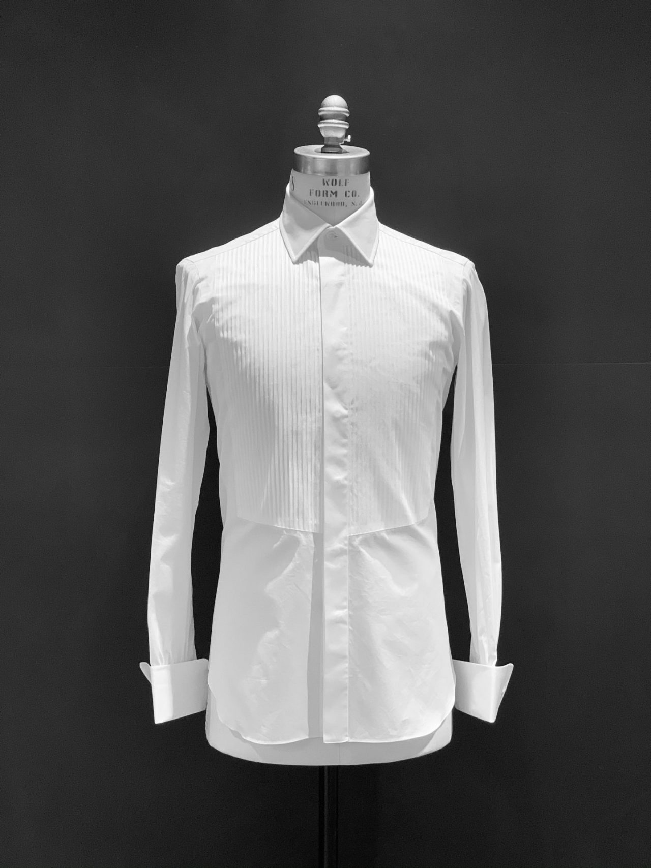 タキシードをお取り扱いする大阪のTHE TREAT DRESSING(ザ・トリートドレッシング)OSAKA店がセレクトしたイタリアのドレスシャツブランド、アヴィーノ・ラボラトリオ・ナポレターノ(AVINO Laboratorio Napoletano)は8工程のパーツをハンドで縫製しているのイタリア製の白のドレスシャツです。