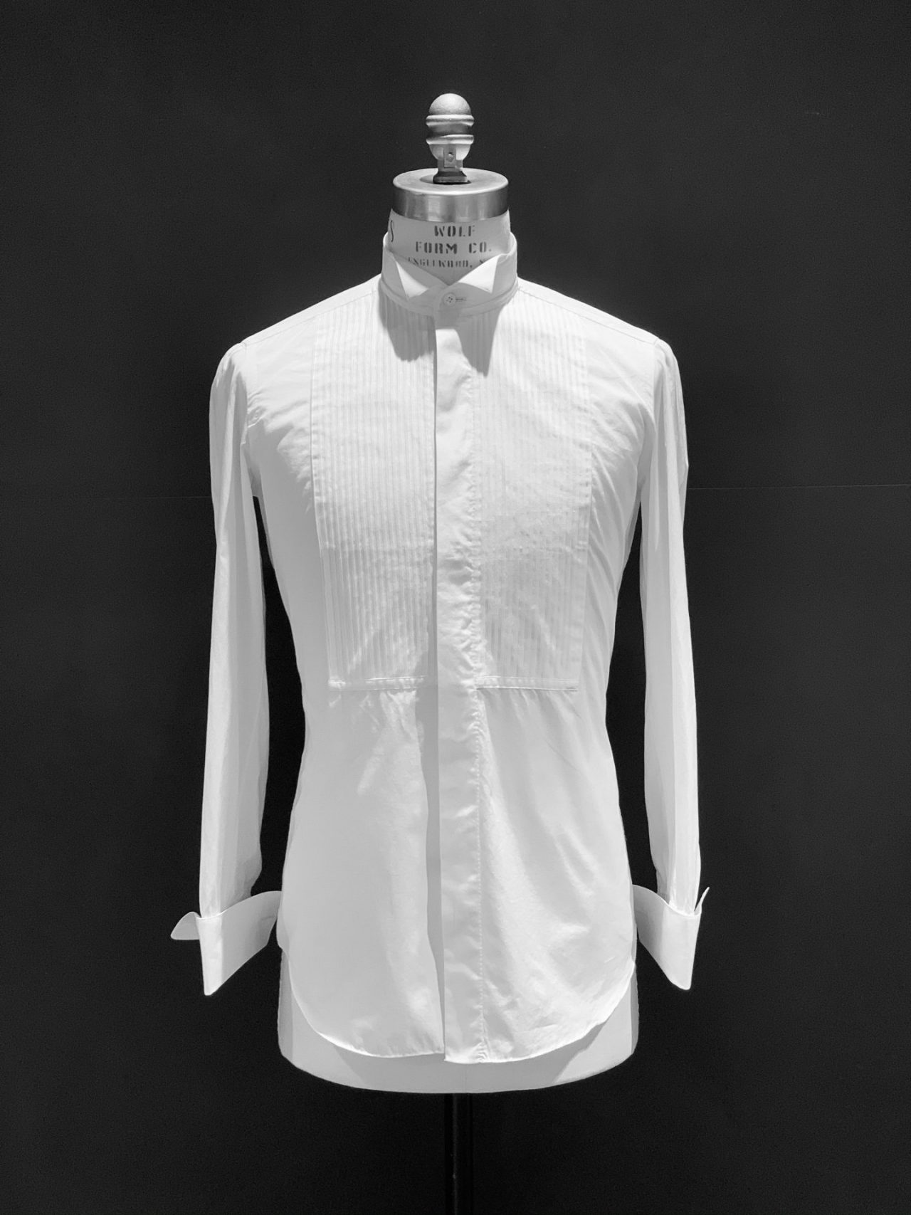 タキシードをお取り扱いする大阪のTHE TREAT DRESSING(ザ・トリートドレッシング)OSAKA店がセレクトしたオランダブランドのシャツブランド、ハンドレッドハンズ(100HANDS)は職人の100手の工程を通り、124名の職人が裁断から全てハンドで生産するオランダ製の白のドレスシャツです。