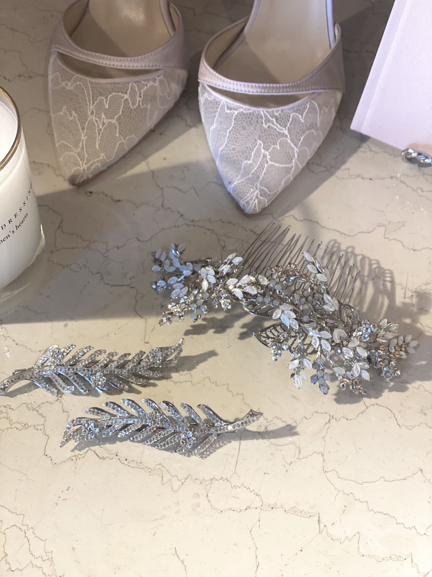 ナチュラルなドレスにぴったりな、マリアエレナのリーフモチーフのヘッドアクセサリー