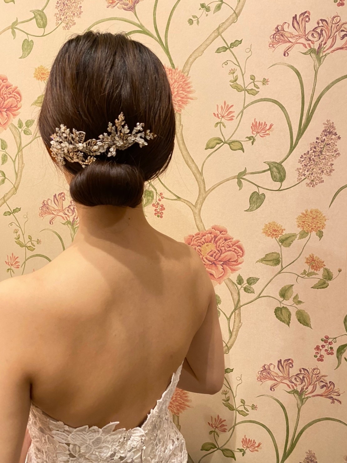 ザ・ルイガンズのリゾート感溢れるガーデン挙式にぴったりな、マリアエレナのリーフモチーフのヘッドアクセサリー