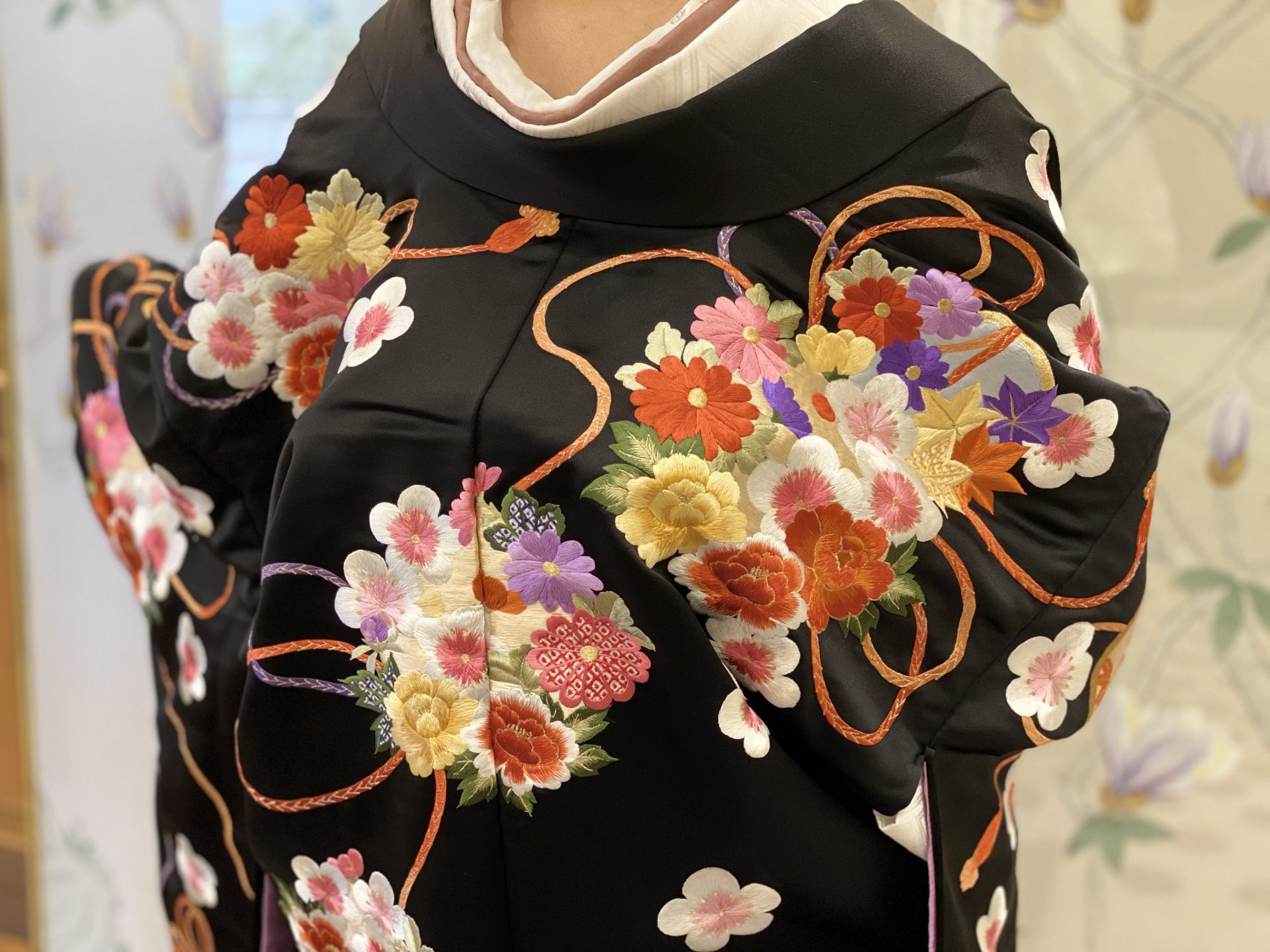 ザ・ガーデンオリエンタル大阪のモダンな会場に映える後ろ姿が華やかな黒色の色打掛