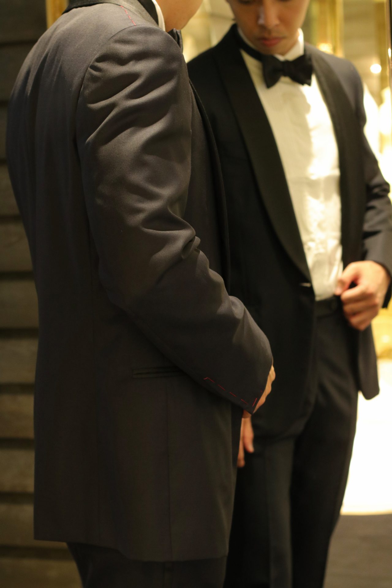 新郎様のレンタルタキシードや販売タキシードをご用意している、表参道にあるTHE TREAT DRESSING ADDITION店(ザ・トリート・ドレッシング アディション店)では新婦様のウェディングドレスやカラードレスに合う、ブラックのフォーマルなタキシードスタイルが人気です