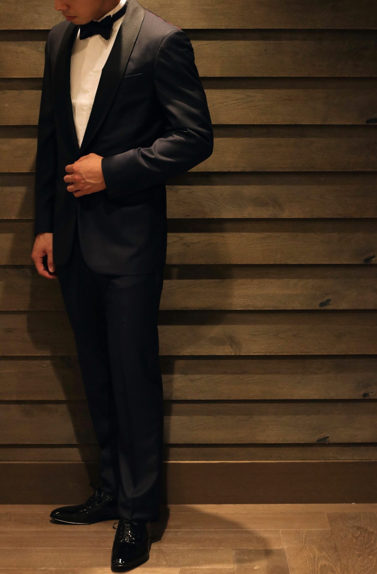 パーティーや結婚式、レストランでの食事などTPOに合わせたフォーマルシーンでの男性の着こなしには仕事着であるビジネススーツではなく、ブラックやネイビーのタキシードを着用するので、結婚式というタイミングで購入されるお洒落な男性が増えています