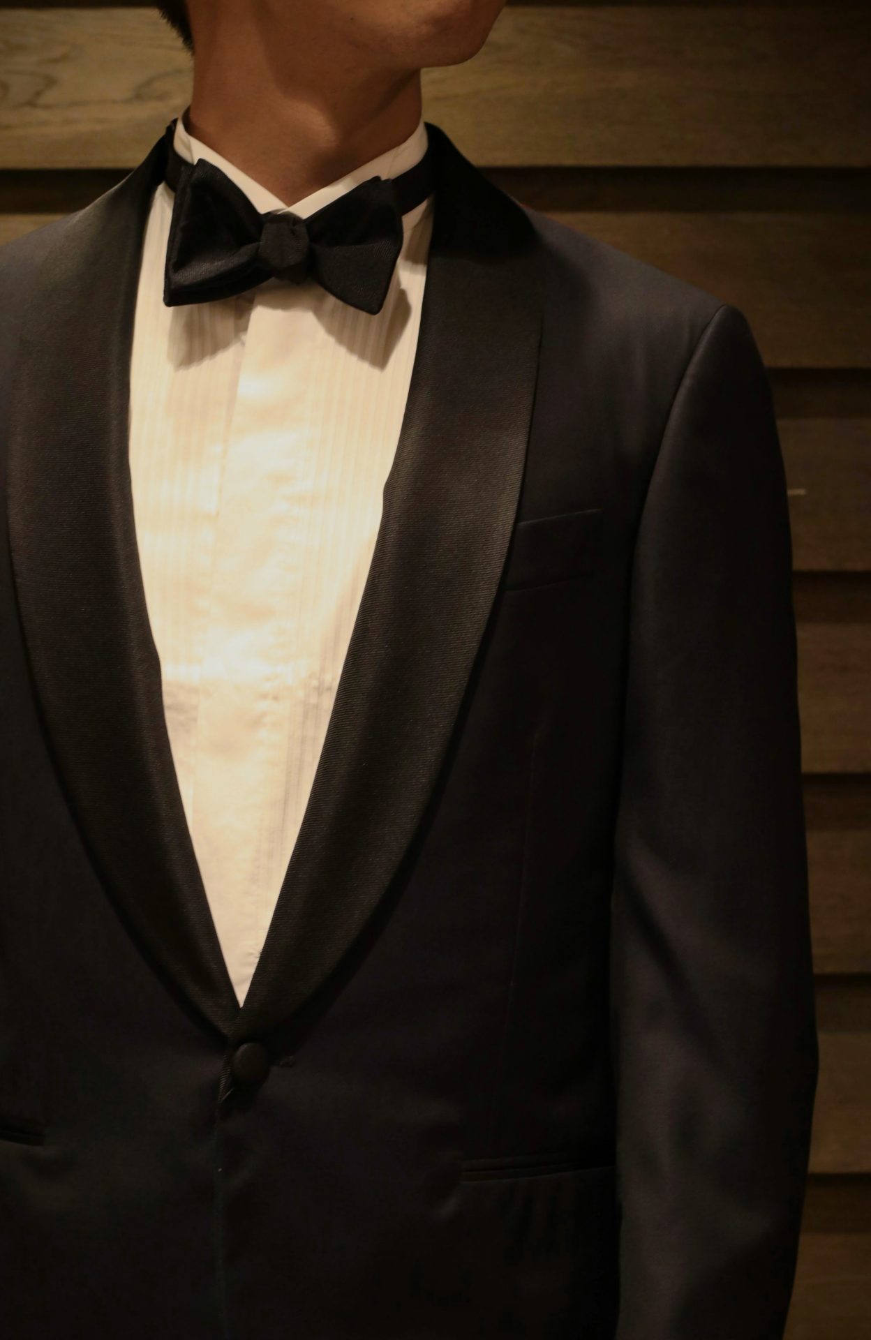 タキシードにブラックの蝶ネクタイとプリーツシャツを合わせた正統なフォーマルスタイルを表参道にあるTHE TREAT DRESSING ADDITION店(ザ・トリート・ドレッシング アディション店)がご紹介します。提携するパレスホテル東京などの格式高い結婚式会場にお勧めのスタイルです。