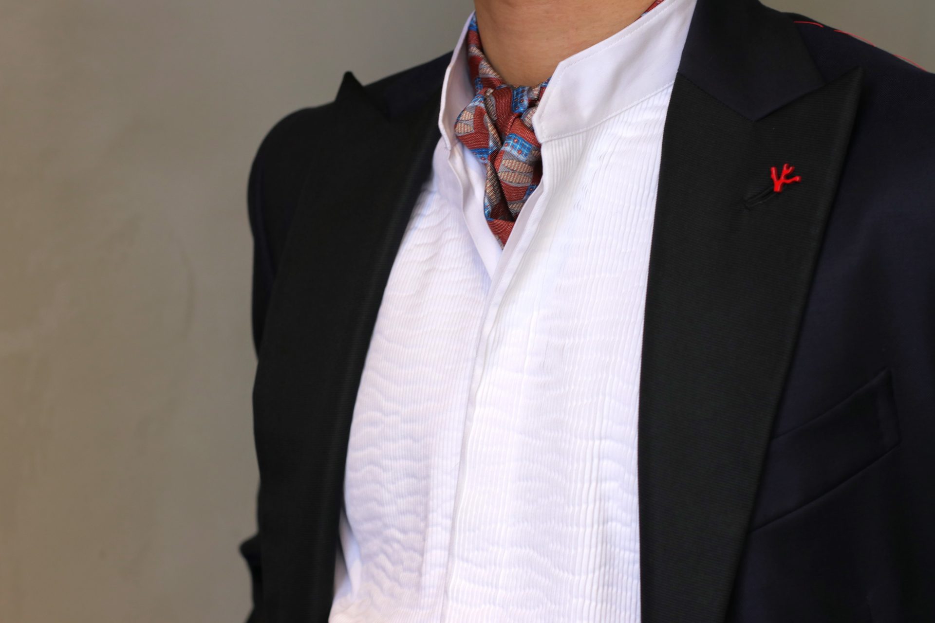 結婚式にてお召しいただくタキシードを表参道にあるTHE TREAT DRESSING ADDITION店(ザ・トリート・ドレッシング アディション店)でご準備しております。また、結婚式で新調したオーダー・販売TXDをその後の結婚記念日で着用する際のコーディネートまで提案しており、細かなプリーツが施された上品なフランス製の白シャツに、ビンテージライクな柄物のストールを合わせたワンランク上のスタイルをご紹介させていただきました。