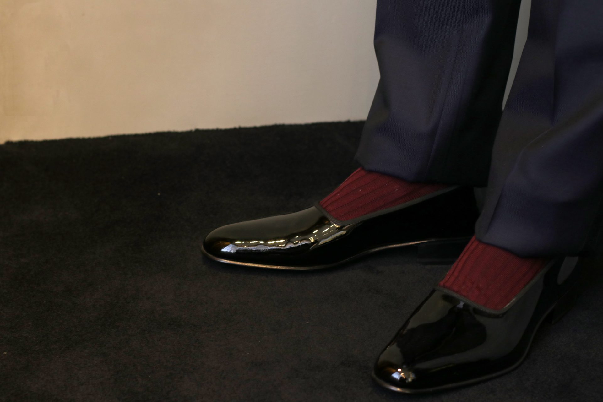 サッカー選手やセレブリティを顧客にもつ、日本人靴職人の深谷秀隆氏が手掛けるイタリアブランド、イル・ミーチョのエナメルシューズはスタイリッシュなフォルムとシンプルなデザインが美しく、モダンなISAIA(イザイア)のピークドラペルのタキシードによく合います。