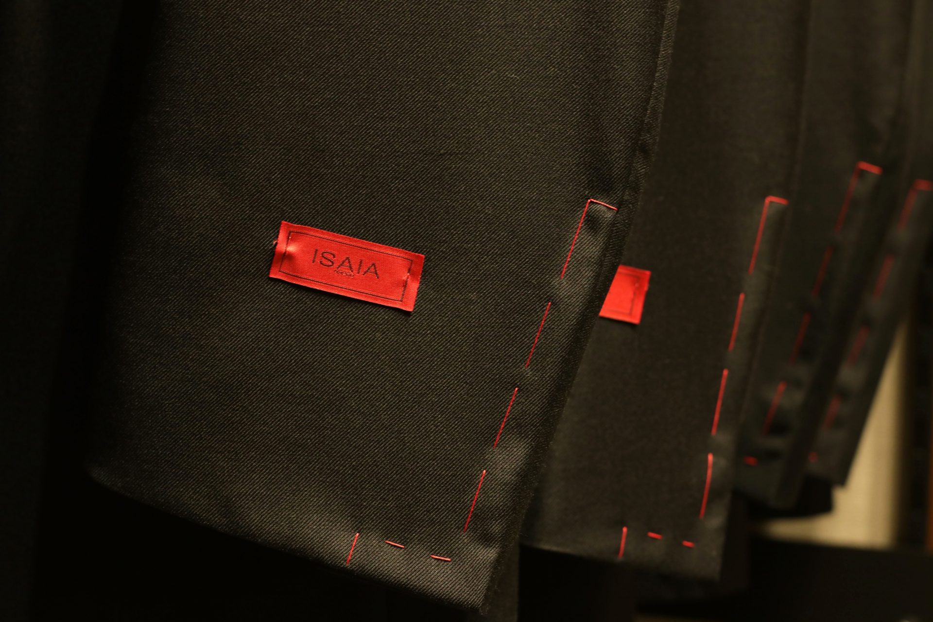 フォーマルなタキシードをお取り扱いする、表参道にあるTHE TREAT DRESSING ADDITION店(ザ・トリート・ドレッシング アディション店)。ラインナップの1つであるISAIA(イザイア)はイタリア・ナポリに誕生してから約100年の歴史を誇るテーラードブランド。幸福を象徴する赤珊瑚がブランドアイコンとなり、ブランドタグや仕付け糸、ハンガーに至るまでブランドカラーの赤で統一されています。