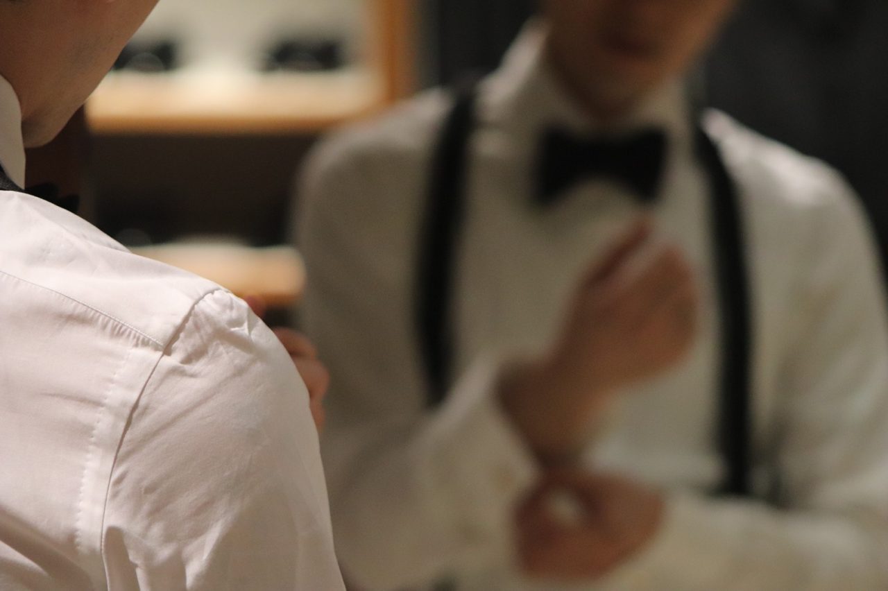 レンタルタキシードや販売タキシードに合わせる白のドレスシャツを大阪のTHE TREAT DRESSING(ザ・トリートドレッシング)OSAKA店でご準備しております。