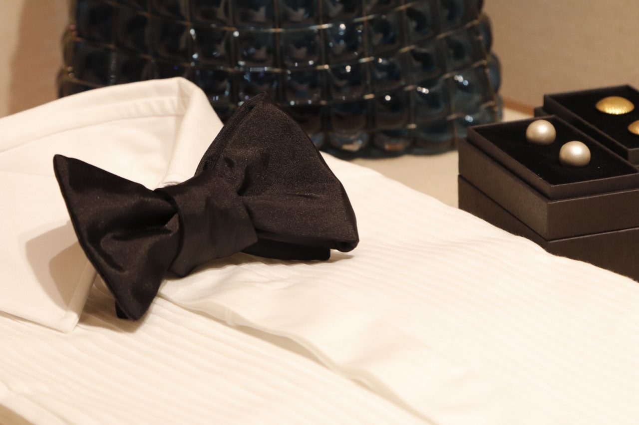 タキシードをお取り扱いする大阪のTHE TREAT DRESSING(ザ・トリートドレッシング)OSAKA店にて、新郎様が織選びになられたタキシードに合わせたドレスシャツや蝶ネクタイなどのアイテムをお選び下さい。