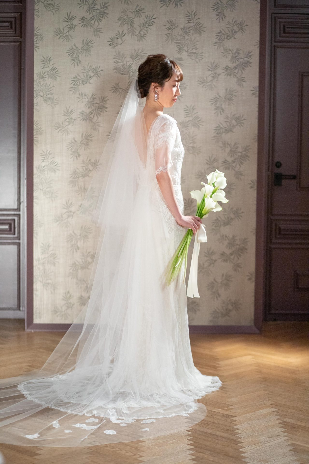 トリートドレッシング旧居留地店で人気のバックスタイルまで美しい総レースのウェディングドレス