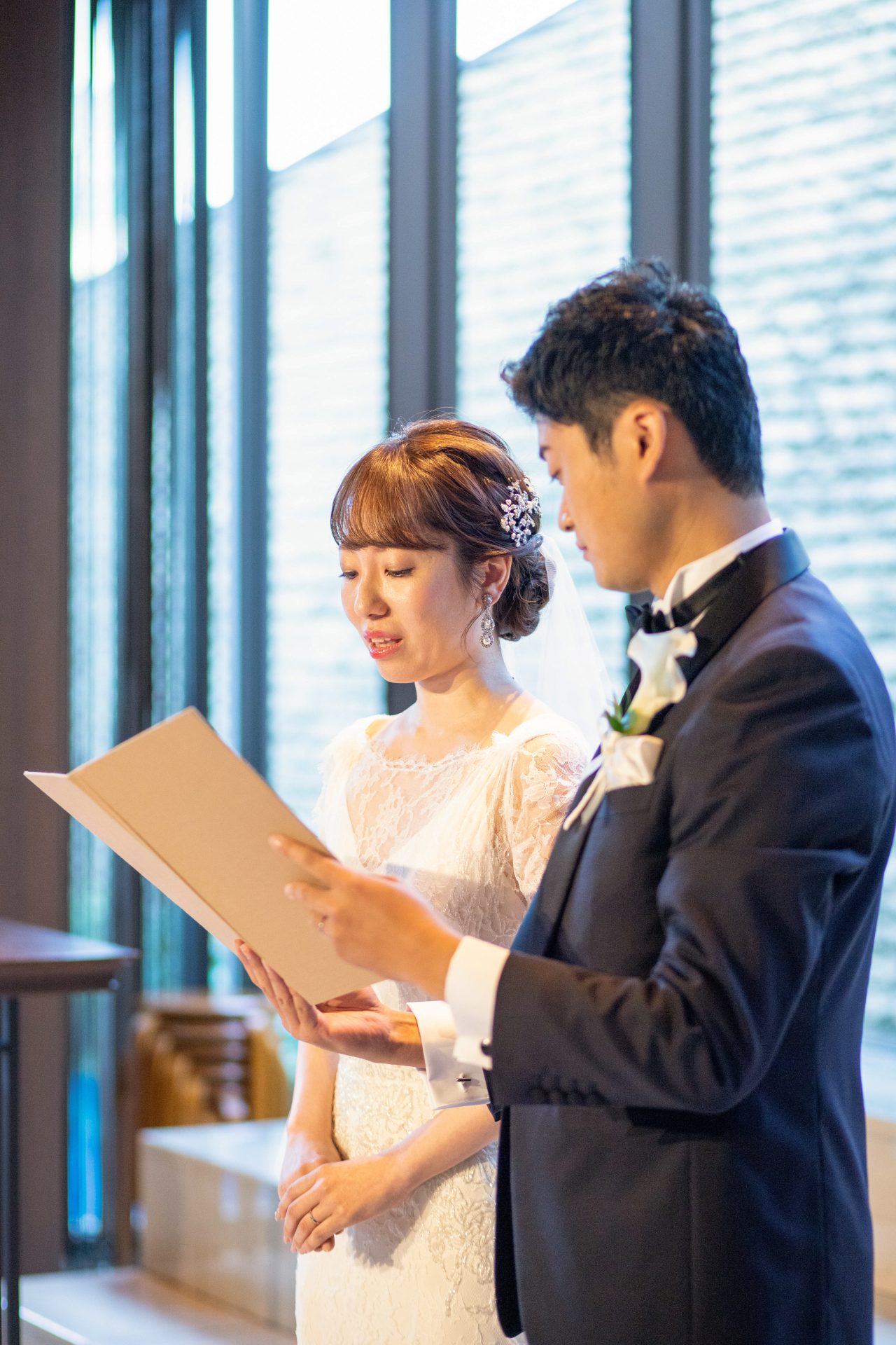 トリートドレッシングがおすすめするジェニーパッカムの総レースのウェディングドレスで上質なホテルウェディングを