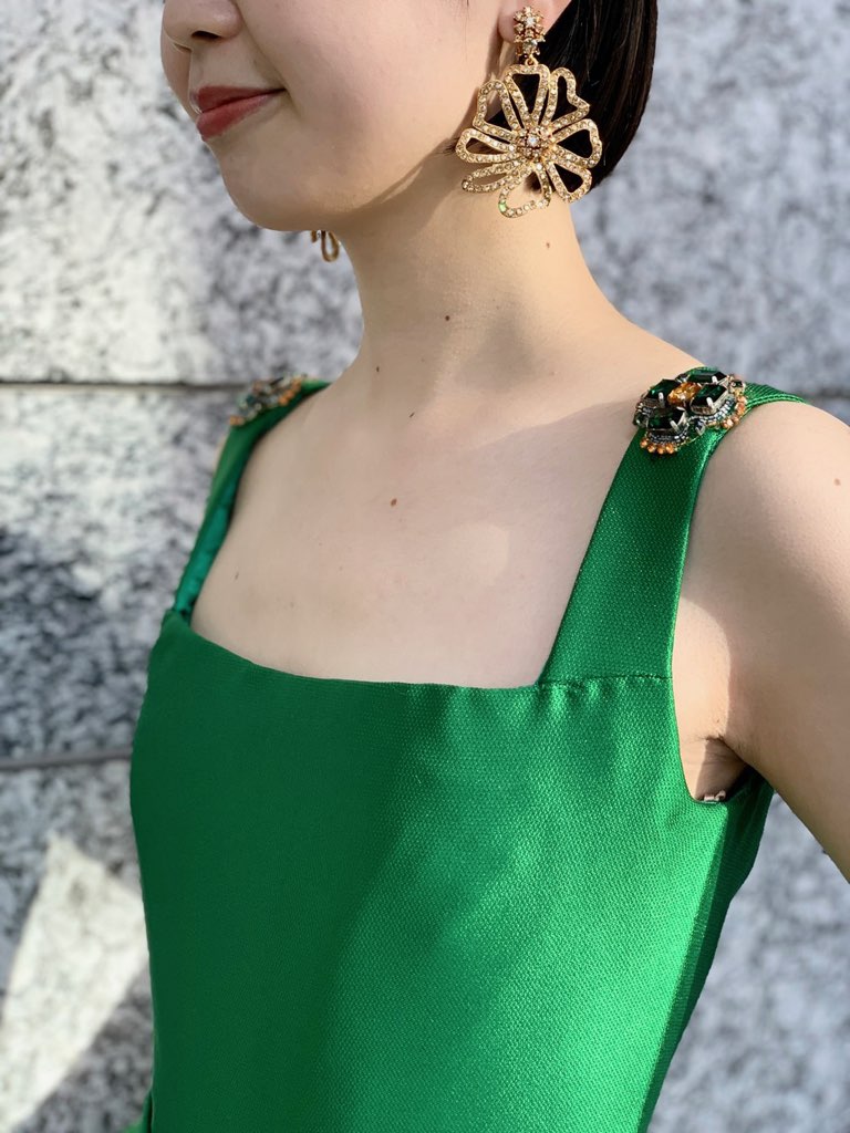 トリートドレッシングの新作イヤリングはオスカーデラレンタのビジューの美しい大ぶりイヤリング