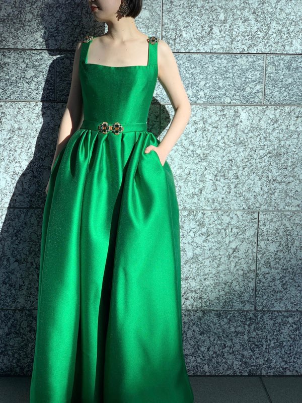 リームアクラの新作カラードレスはビジューの輝きが美しいサテンのアイキャッチなドレス