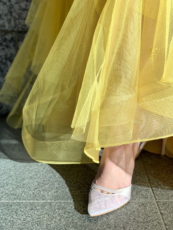 トリートドレッシングオリジナルシューズはシアーなレースがおしゃれなピンクベージュのシューズ