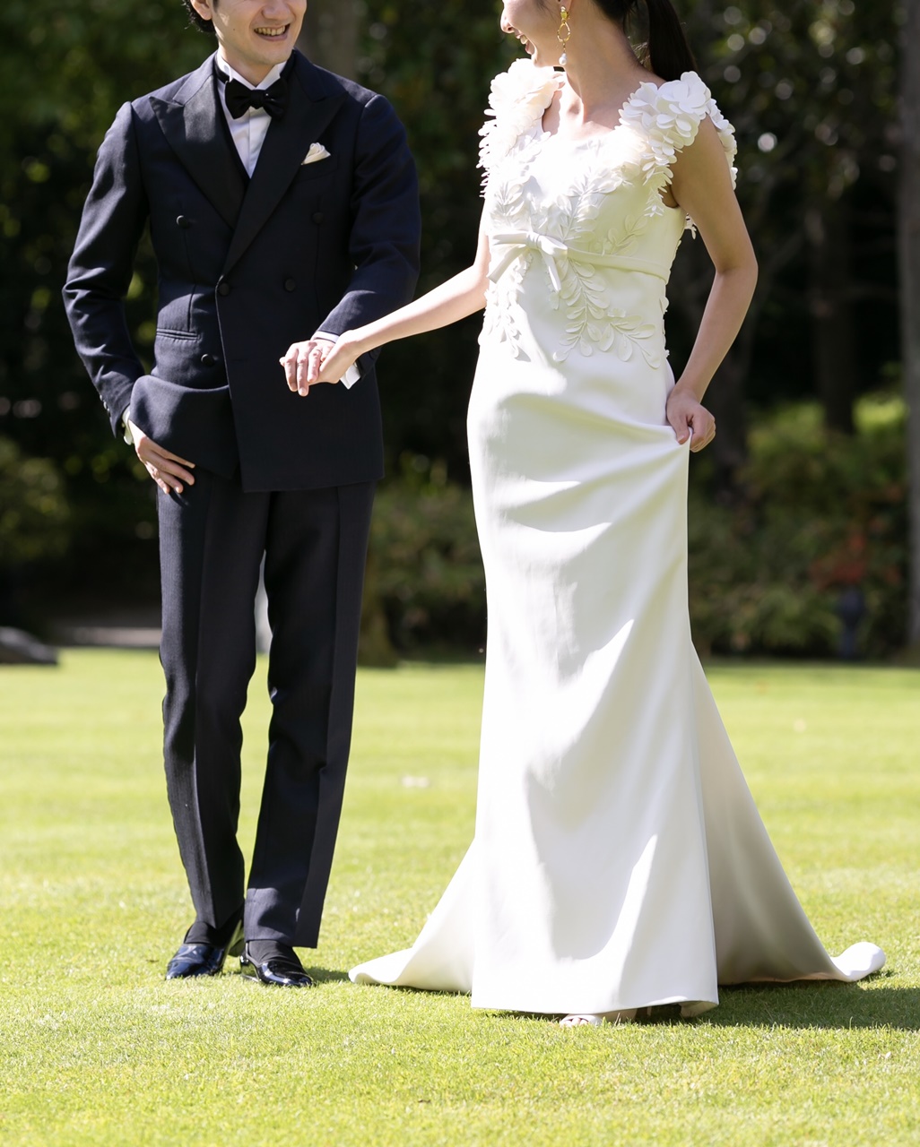 ザ・ガーデンオリエンタル大阪におすすめのスレンダードレスに合わせるネイビーのダブルボタンのタキシード