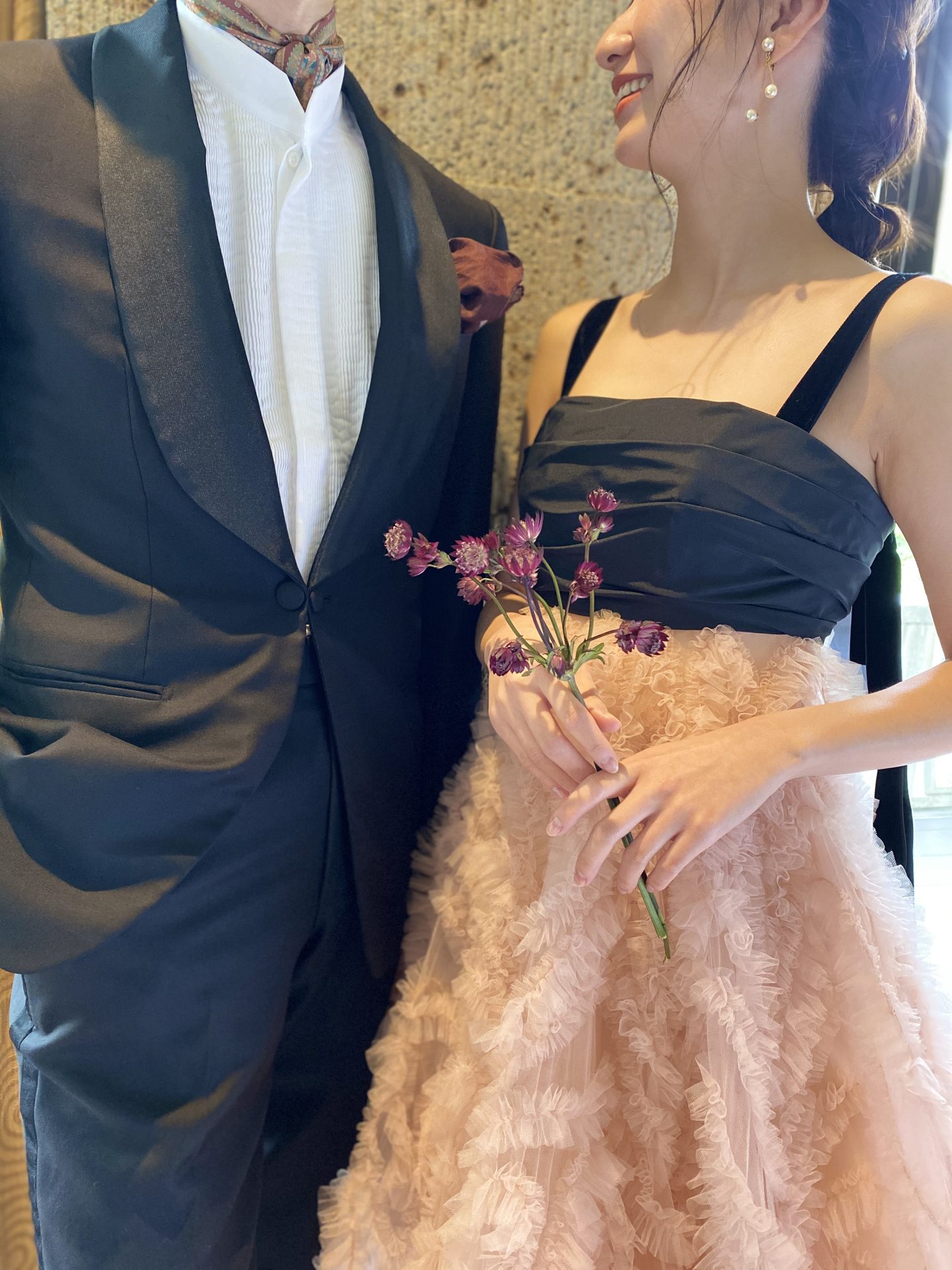 THE GARDEN ORIENTAL OSAKA(ザ・ガーデン・オリエンタル大阪)に合うお色直しのカラードレスをタキシードをお召になった新郎新婦様のコーディネート