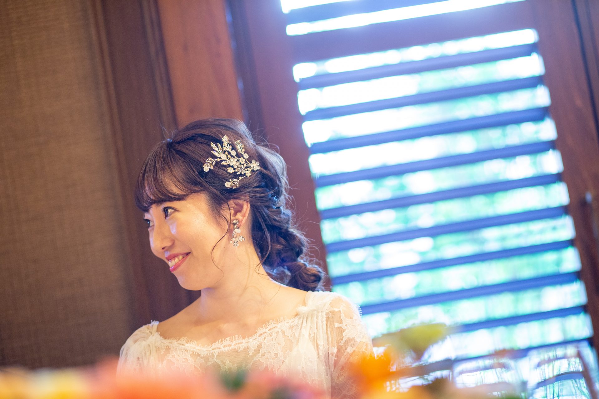 トリートドレッシング旧居留地がおすすめするスレンダーのウェディングドレスとマリアエレナのアクセサリー