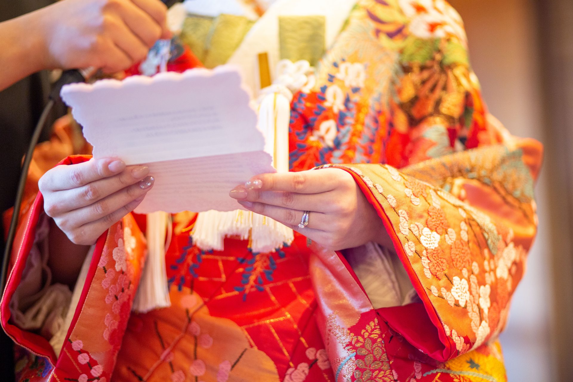 オリエンタルホテルのモダンな会場にぴったりのトリートドレッシングの赤色の色打掛