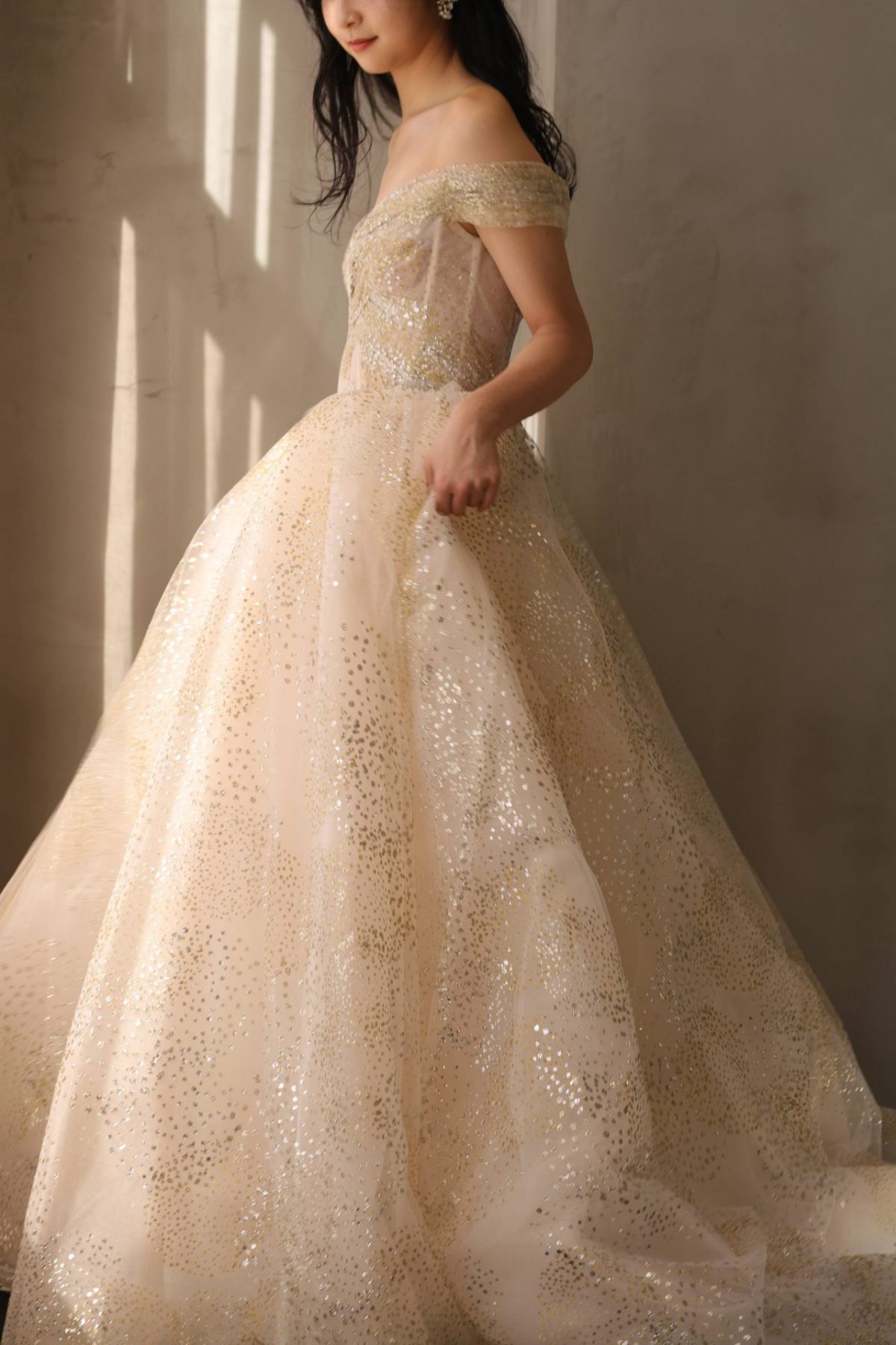 ザ・トリート・ドレッシングの上品なオフショルダーのプリンセスラインのカラードレスは自然光が当たると全身に施されたグリッターがキラキラと輝くので春夏のガーデンウェディングにぴったりです