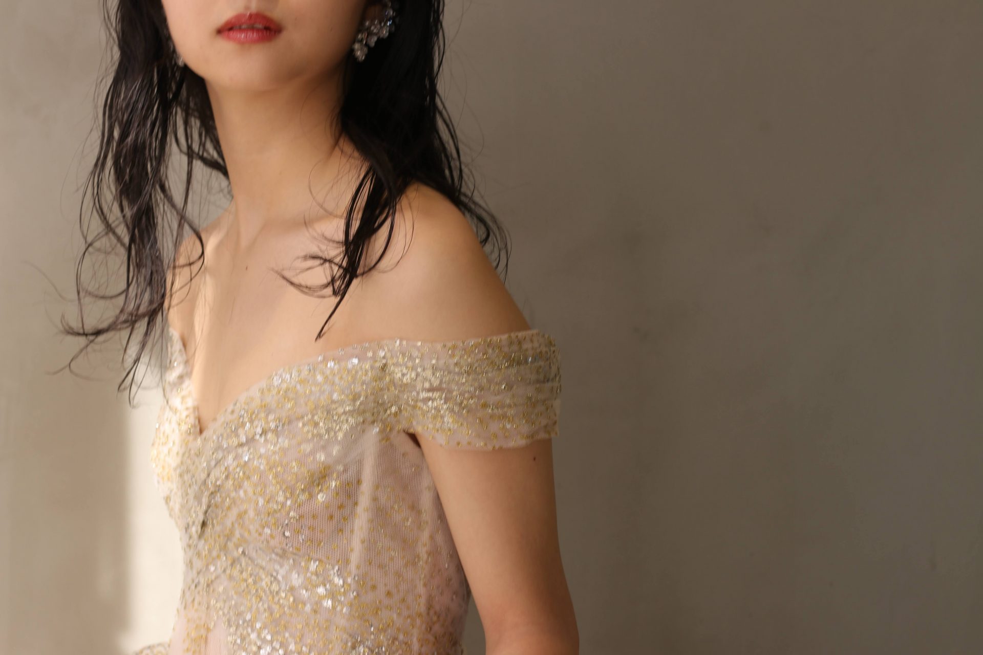 オシャレな花嫁様に人気のモニーク・ルイリエの最新コーディネートは女性のしなやかさが引き立つ、スタイリッシュでモダンな雰囲気でザ・トリート・ドレッシング アディション店の提携会場、アンダーズ東京などのホテルウェディングにオススメです