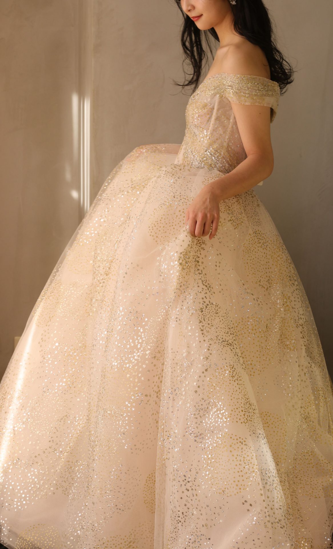 ふんわりとしたボリュームでゴールドとシルバーのグリッターがゴージャスなカラードレスは、THETREATDRESSINGアディション店の提携会場 のパレスホテル東京などの大きいご披露宴会場にもお勧めです