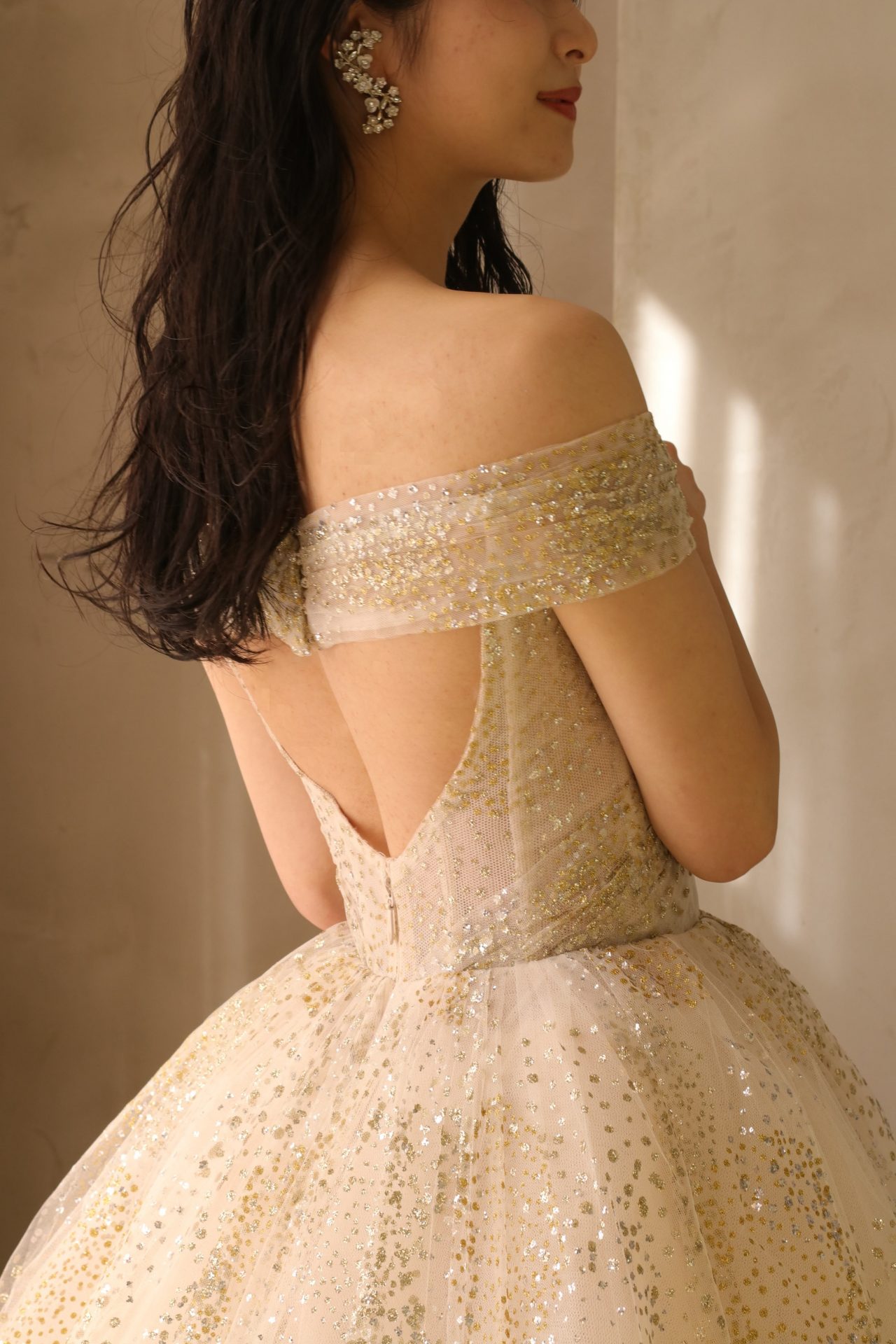 各国のセレブ御用達のブランド、モニーク・ルイリエのカラードレスは背中が大きく空いたバックコンシャスなデザインで後ろ姿の抜け感がおしゃれな花嫁様を引き立てる、ザ・トリート・ドレッシング アディション店のおすすめの1着です