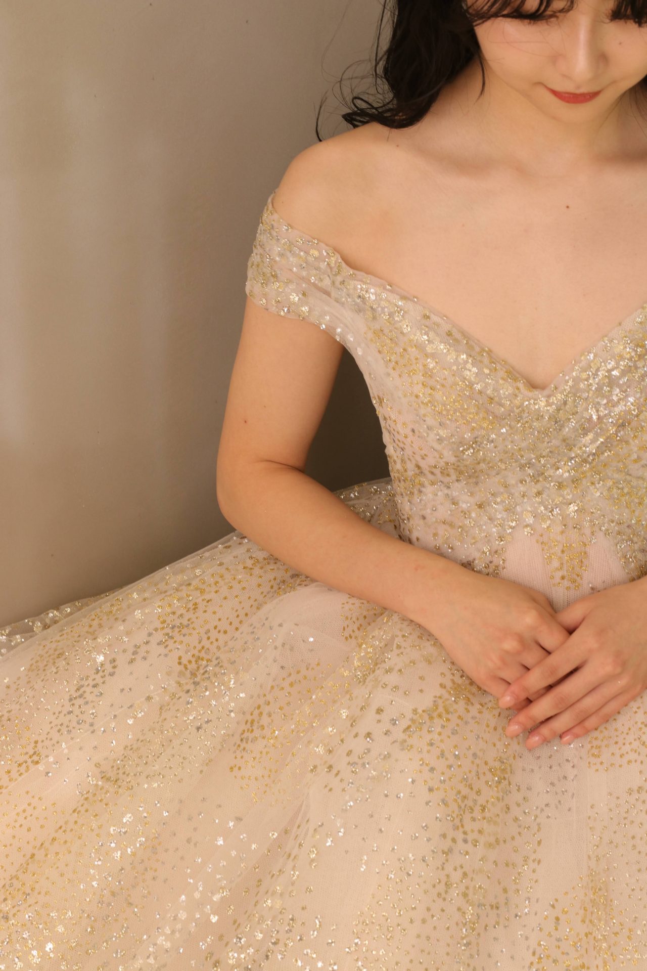 ゴールドとシルバーのグリッターが華やかなプリンセスラインのカラードレスはデコルテラインを美しく見せてくれるオフショルダーのデザインで赤坂プリンスクラシックハウスなどのクラッシックな会場にも映える洗練された花嫁様にもおすすめです