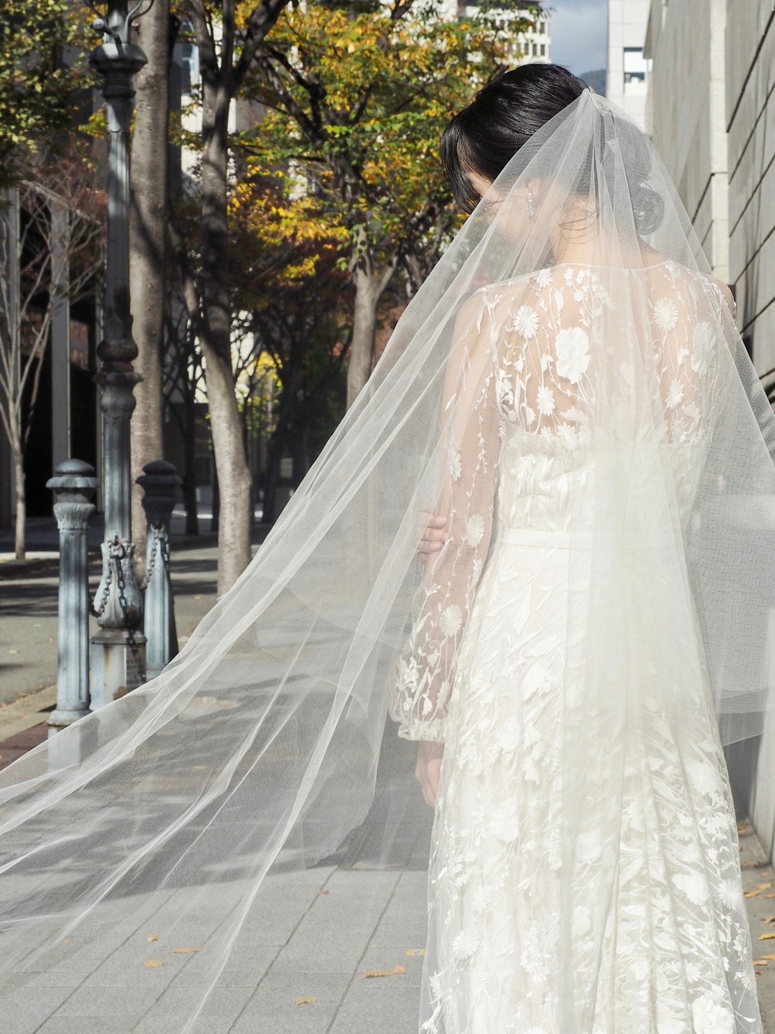 THE TREAT DRESSING神戸店にてお取り扱いのあるナイーム・カーンのウェディングドレスのご紹介。