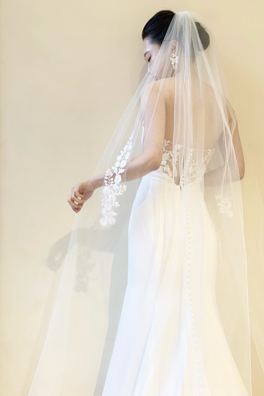 バックスタイルの女性らしい曲線美が印象的なBLISS Monique Lhuillier(ブリス・モニーク・ルイリエ)のドレスのご紹介