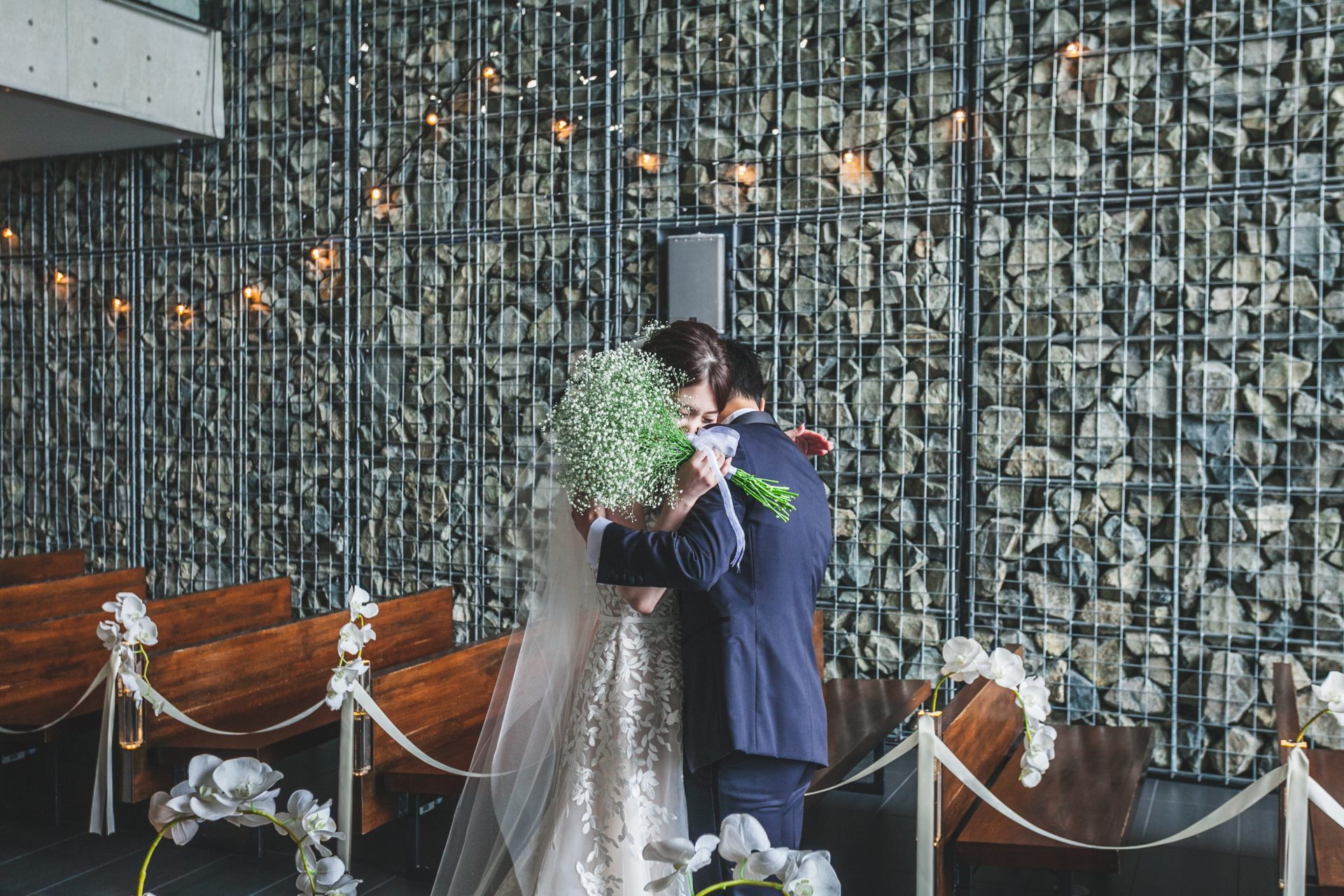 THE TREAT DRESSING神戸店にてお取り扱いのあるミラズウィリンガーのウェディングドレスとトリートジェントルマンでオーダーしたタキシードを身に纏いファーストミートをされたお二人のご紹介