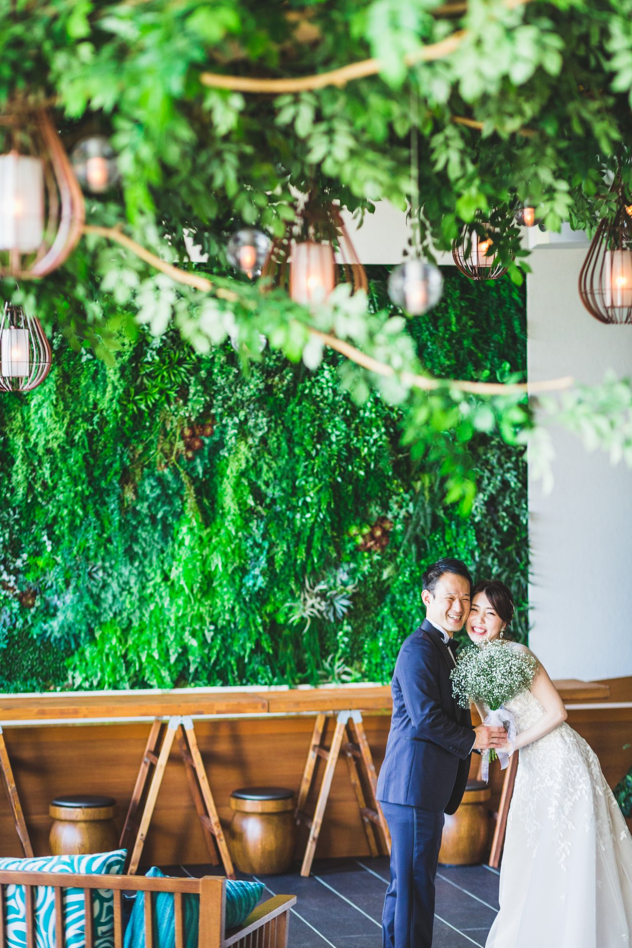 ザトリートドレッシング神戸店がお取り扱いのあるミラズウィリンガーのウェディングドレスとトリートジェントルマンのオーダータキシードを身に纏い北野クラブソラのモンスーンで前撮りをされた新郎新婦様のご紹介