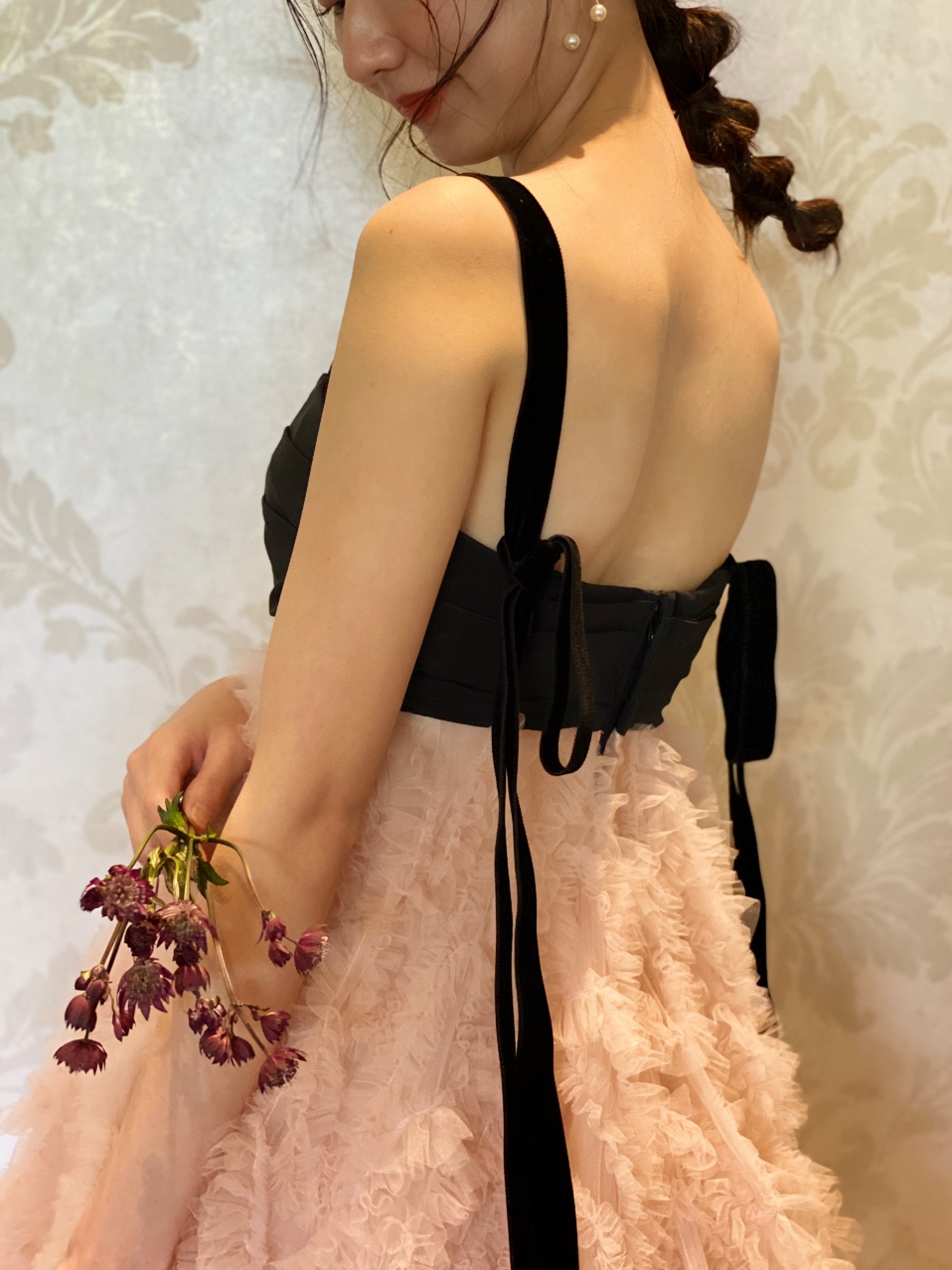 大阪の人気な結婚式会場でお色直し入場をされる、ブラックとピンクのカラードレスをお召になられた花嫁様