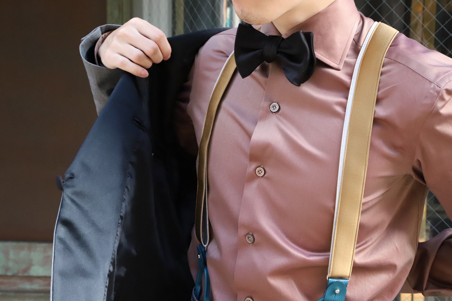 ザトリートドレッシング京都店がご紹介するご新郎様におすすめのグレイのタキシードに合わせたイタリアブランドのソラーロのシャツです。