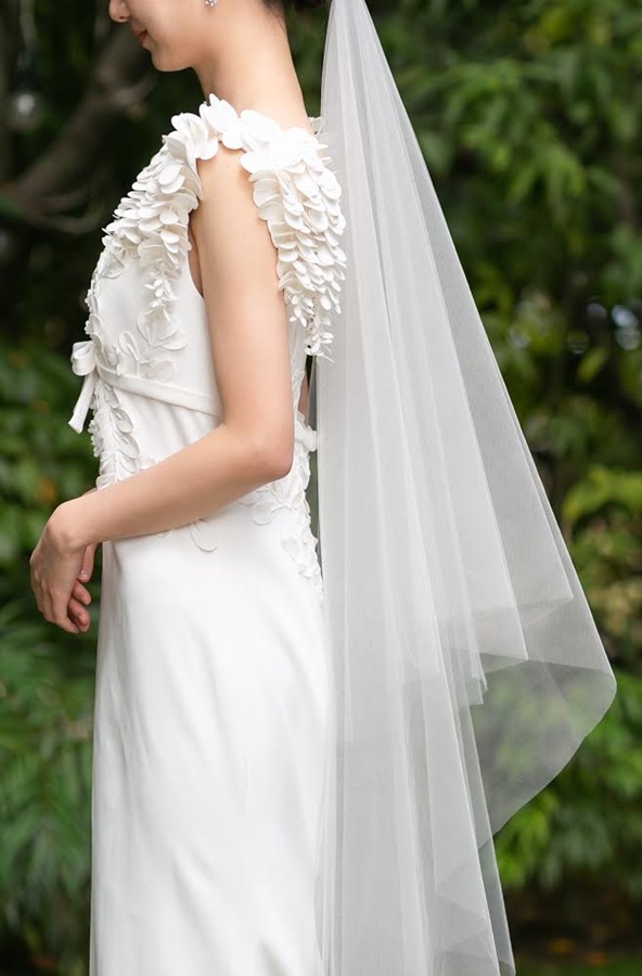 VIKTOR&ROLF MARIAGE、ヴィクターアンドロルフ、ショルダーに施された立体的な花モチーフが素敵なスレンダーシルエットのウェディングドレス