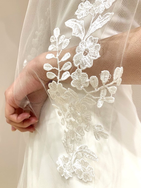 BLISS Monique Lhuillierの洗練された新作オーダードレスとそちらに合わせた刺繍が美しいベールのご紹介