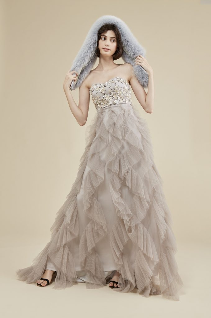 TREAT MAISONの1st Collectionのカラードレス。トレンドカラーのニュアンスカラードレスで、インポートの素材でつくられた繊細なビーディングが美しく輝きます。