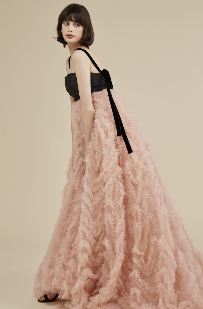 TREAT MAISONの1st Collectionのカラードレス。トレンドカラーのニュアンスピンクと、ブラックリボンでファッショナブルな1着です。