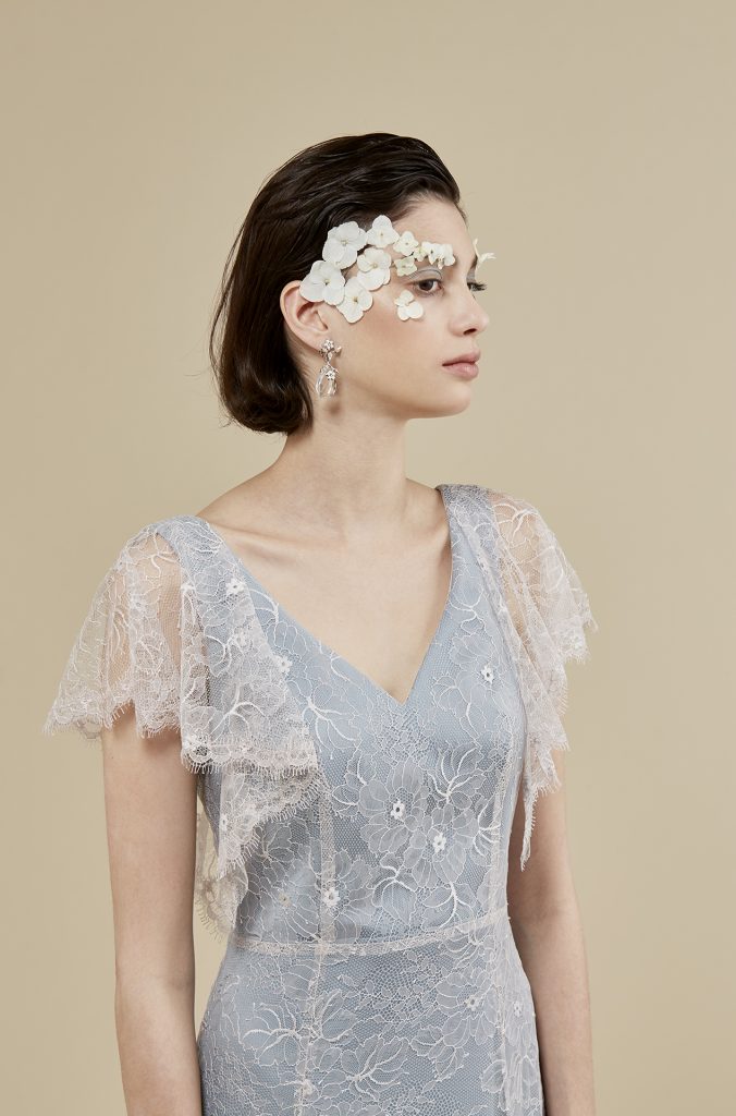 TREAT MAISONの1st Collectionのカラードレス。ペールトーンのピンクとブルーの2色展開のカラードレスは、スレンダーラインに総レースの組み合わせで、ナチュラルにエレガントに着こなしていただくことができます。