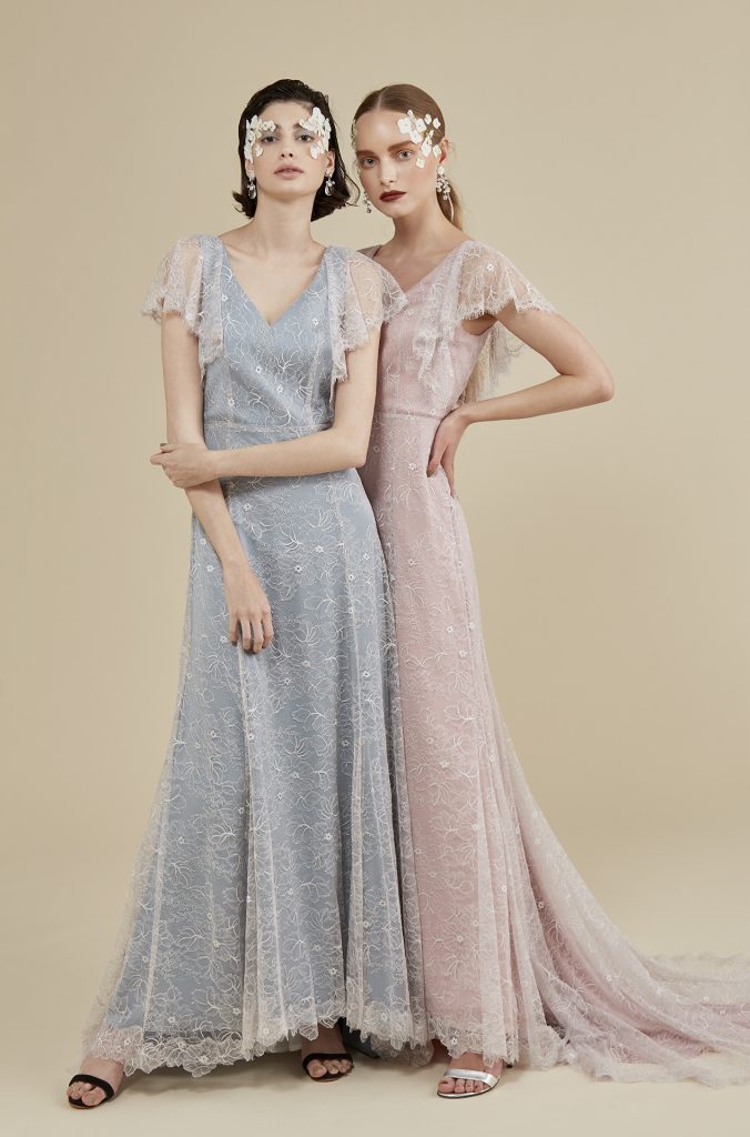 TREAT MAISONの1st Collectionのカラードレス。ペールトーンのピンクとブルーの2色展開のカラードレスは、スレンダーラインに総レースの組み合わせで、ナチュラルにエレガントに着こなしていただくことができます。