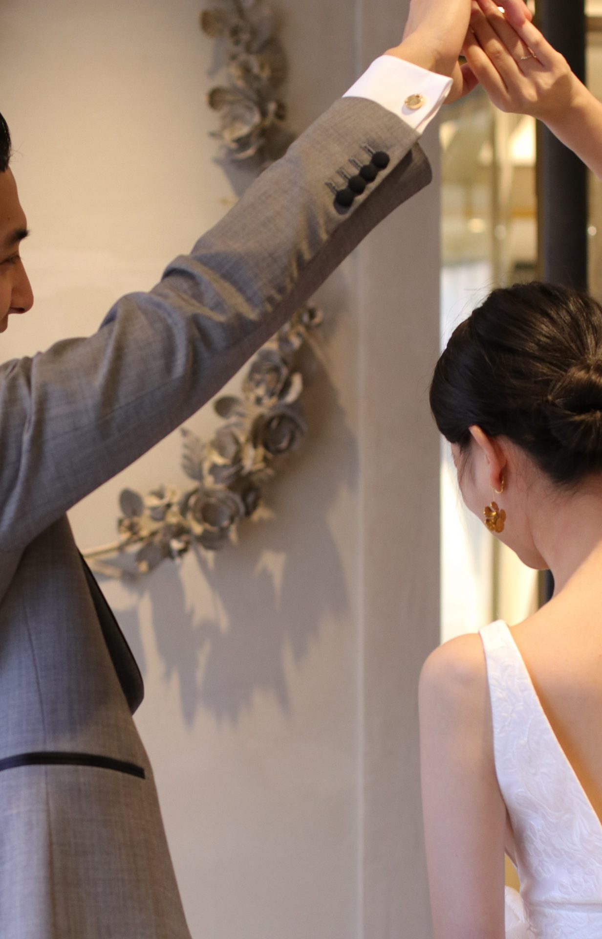 カフリンクスのカラーと結婚指輪、新婦様のイヤリング等のアクセササリーと組み合わせすると、お二人のトータルコーディネートの完成度が上がります。