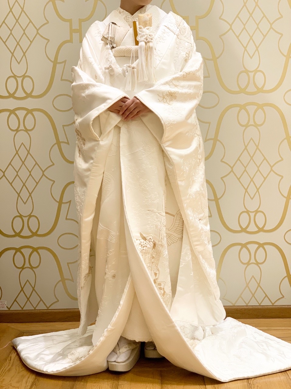 ホテルウエディングにオススメの純白で古典的な柄行が華やかな白無垢