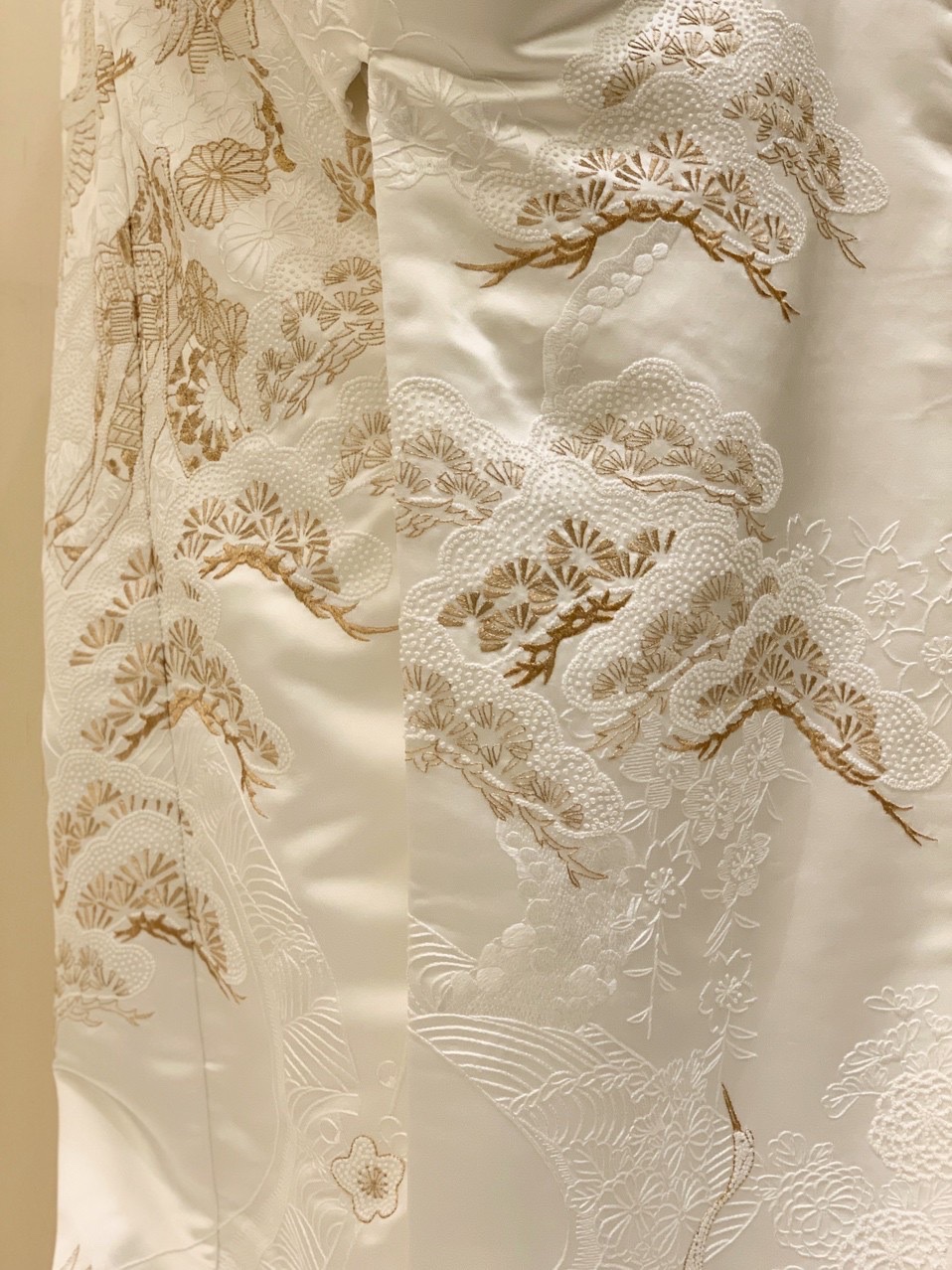 繊細な手刺繍が華やかさを演出する、ザトリートドレッシング旧居留地店の新作白無垢