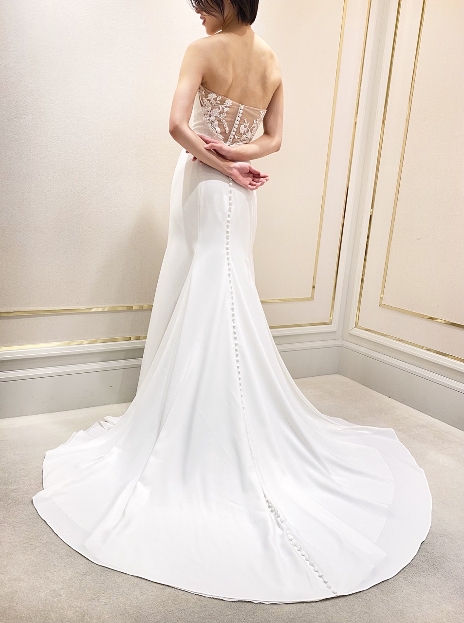 鶴見の森迎賓館の緑に合うブリス モニーク・ルイリエのシンプルで洗練されたマーメイドドレス