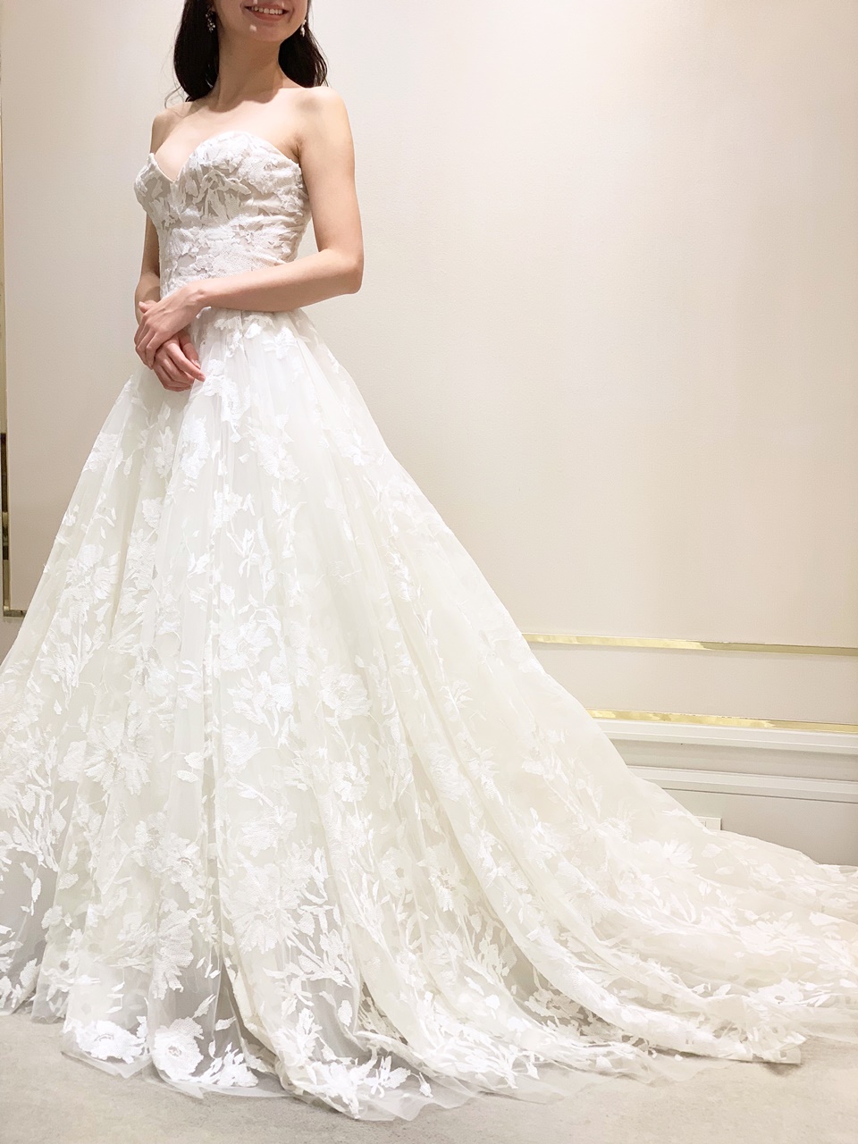 ザ・トリートドレッシング大阪店でお取り扱いをしているブリス モニーク・ルイリエの華やかでロマンティックな総レースのウェディングドレス